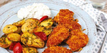 Hausgemachte Chicken-Nuggets mit Ofenkartoffeln & Kräuter-Dip