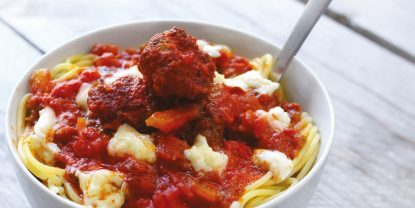 Spaghetti mit Hackfleischbällchen in Mozzarella-Tomatensugo