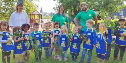 Kinder aus Neunkirchen-Seelscheid bepflanzen Gemüsebeete